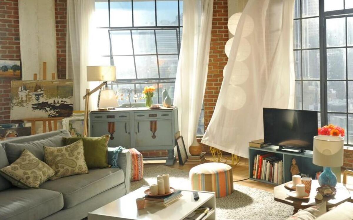 Kara’s apartment on the CW’s “Supergirl” features exposed brick, floor-to-ceiling windows and eclectic, hip furnishings.