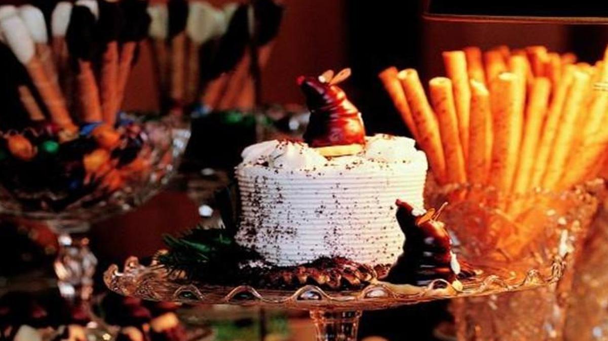 The secret to a stunning spread is a multi-layered presentation.