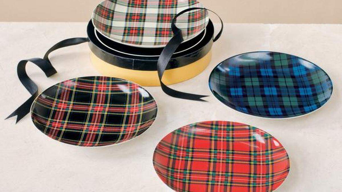 
Tartan plates bring Scottish décor trend to the table. 
