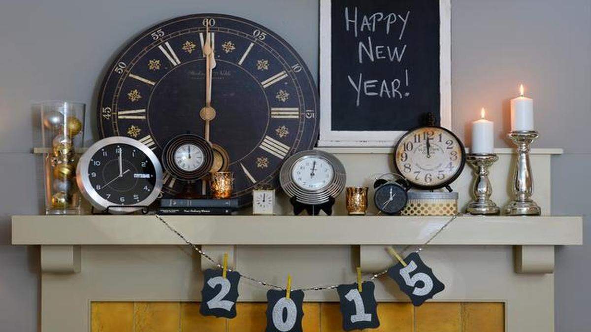 
Time was ticking for Jennifer Lake, a home stager, as she combed her house for clocks to assemble a New Year’s Eve mantel design. Get Lake’s look by using clocks, ornaments and candlesticks that you already own.
