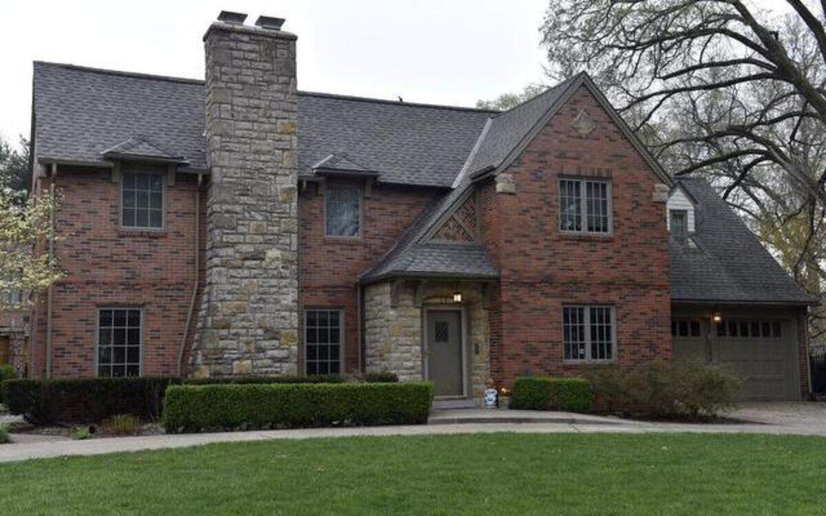 
Maggie Shine’s home on West 60th Terrace, just west of Ward Parkway, is characteristic of a 1ate 1930s and early ’40s minimal traditional home, because it has Tudor features on the exterior but is pared down on the inside. People’s tastes at that time were leaning toward simpler lines.
