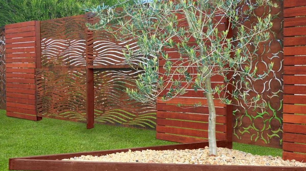 
Natural Screens from Be Metal Be come prerusted and are sealed for all-weather use. They are made of laser-cut steel.


