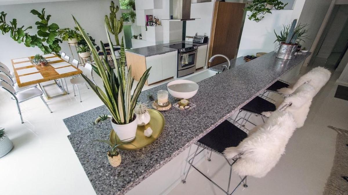 Gina Holmberg moved from California to Kansas City nine years ago. Her breezy style matches the midcentury modern feel of her Leawood home.