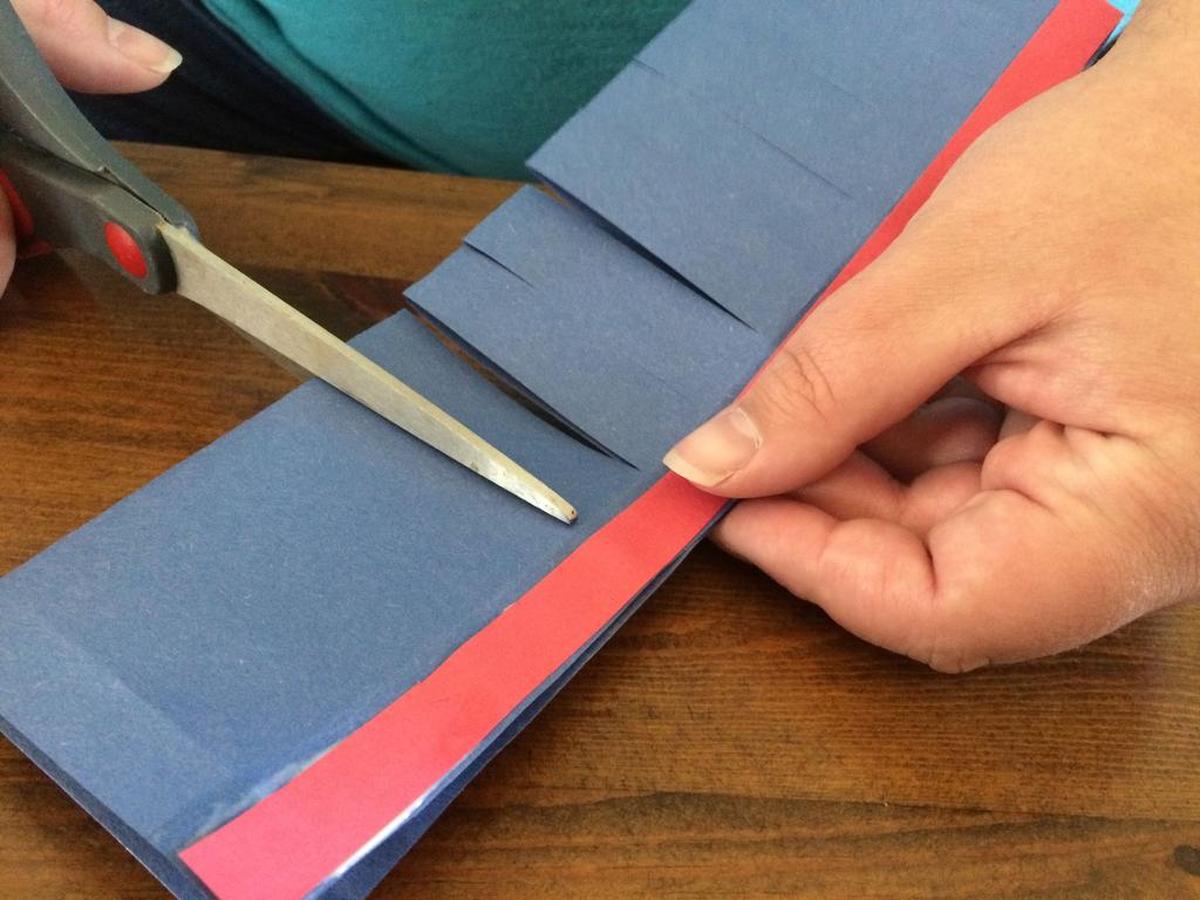 Cut slits from the middle fold to the rims. 