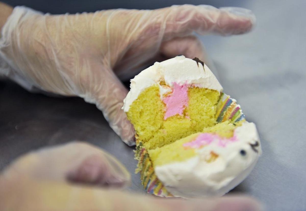 Cupcakes at gender reveal parties have become a popular way to tell family and friends if it’s a boy or a girl.
