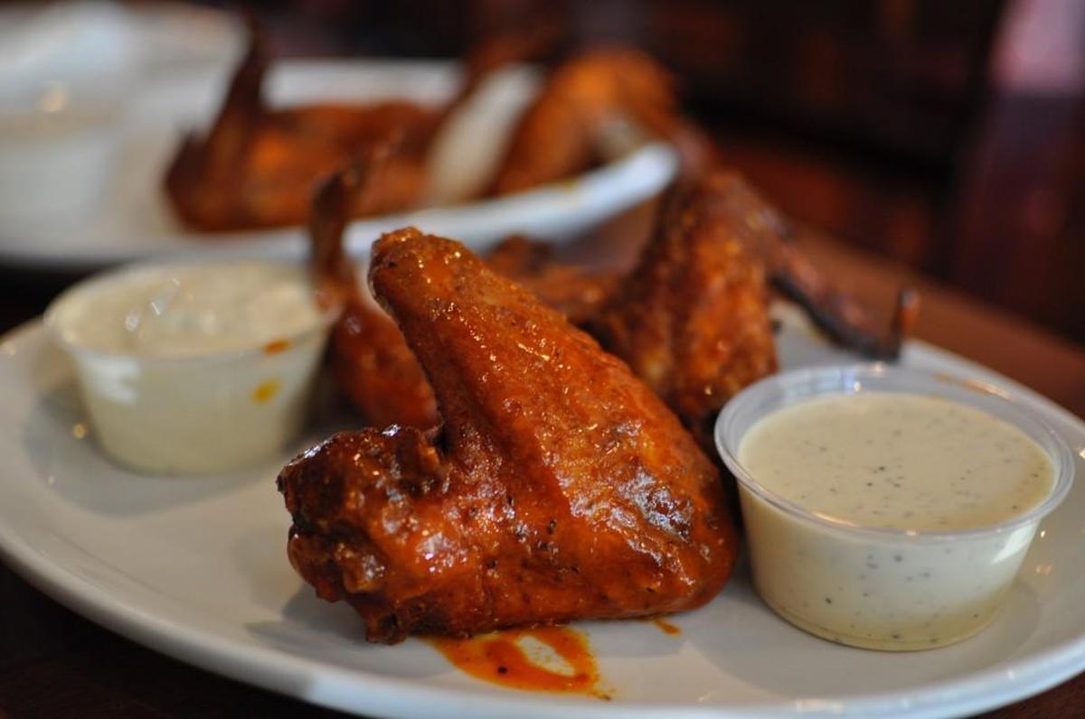 Minsky’s, a Kansas City-based pizza chain, serves its hot jumbo Buffalo wings with the customer’s choice of three sauces: creamy peppercorn ranch, buttermilk ranch or blue cheese.