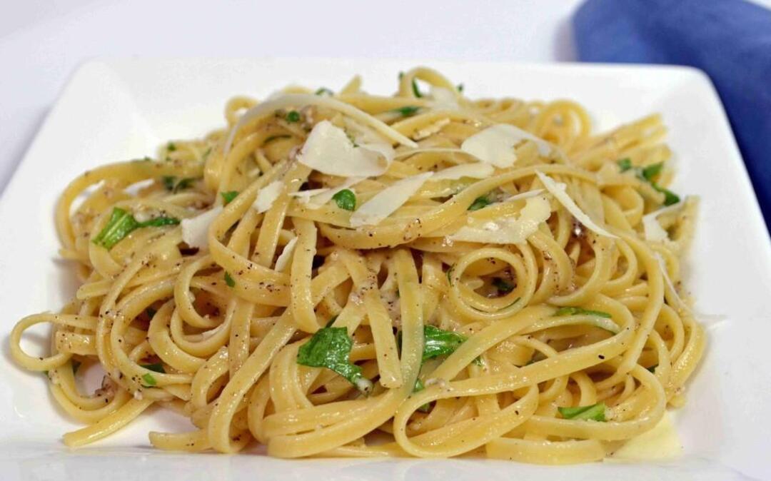 Linguine with Butter, Pecorino, Arugula and Black Pepper is quick and easy to prepare, but this recipe from Giada de Laurentiis has a great balance of flavor, thanks to ground black pepper.