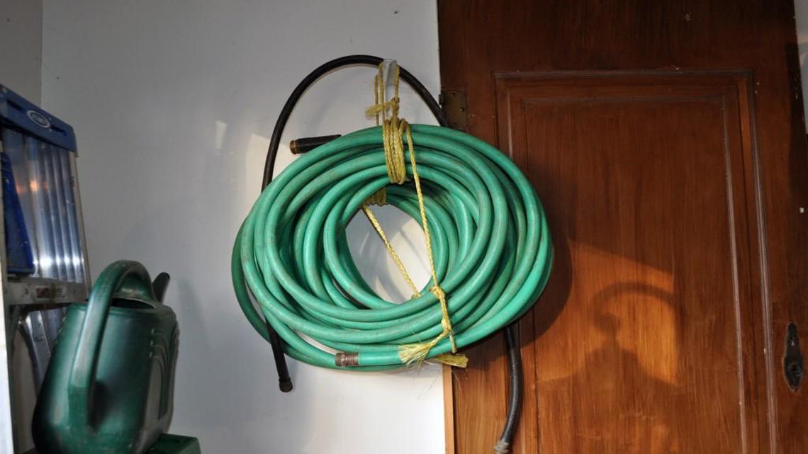 Regar los cimientos de tu casa en Texas este verano puede evitar reparaciones costosas