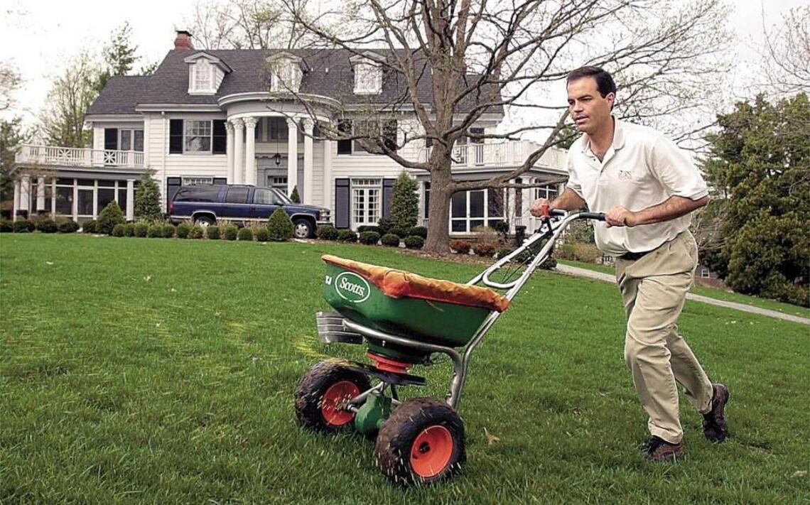 Your lawn care plan for 2017: a month-by-month schedule