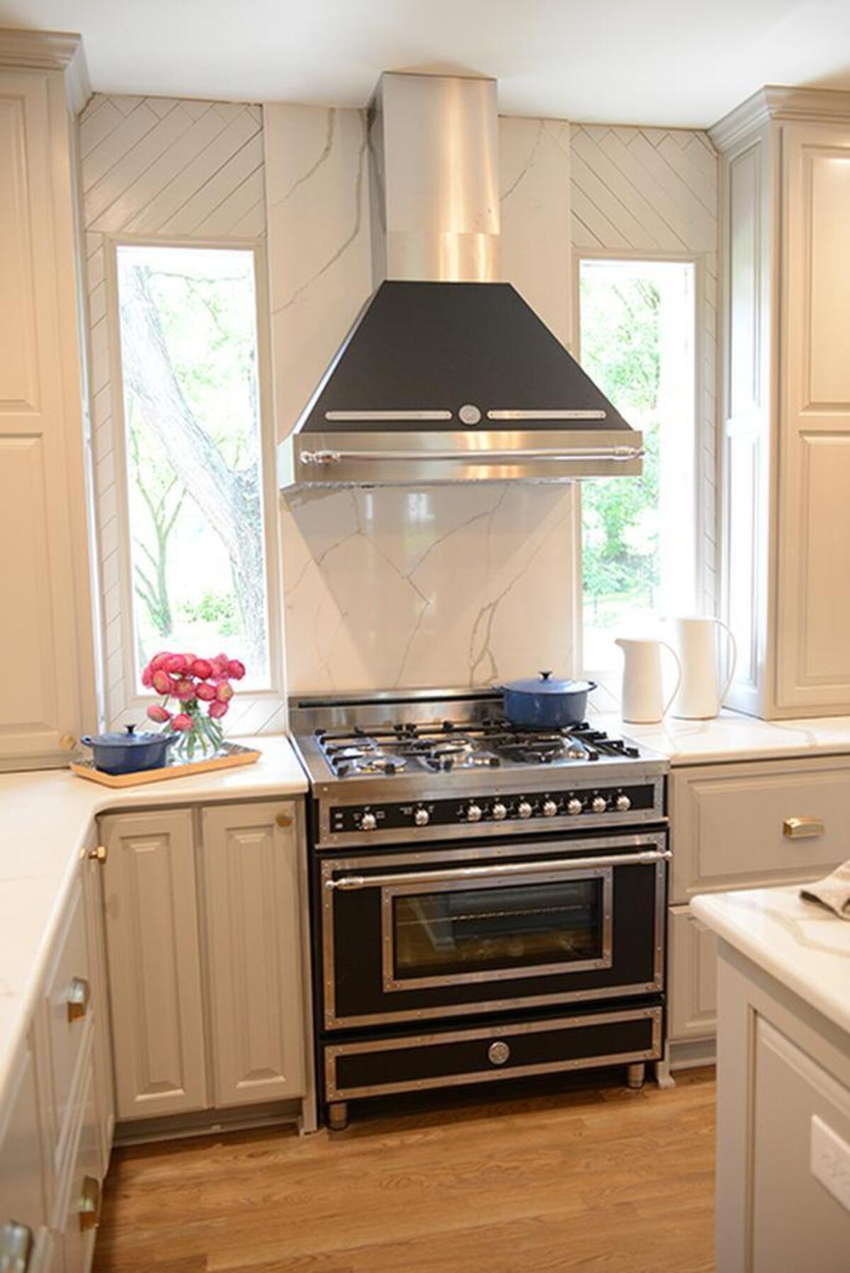 The kitchen now has a six-burner Bertazzoni Heritage Series gas oven and matching range hood.