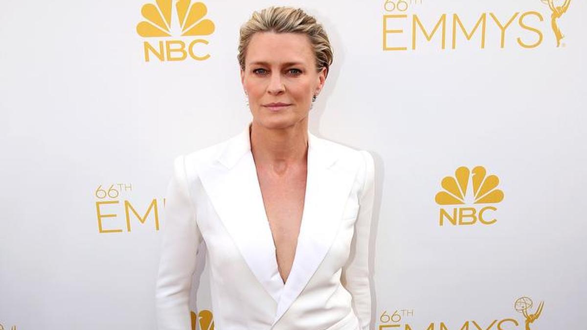 
At last year’s Emmy Awards, Robin Wright wore a backless Ralph Lauren custom jumpsuit done in ivory as a contemporary take on the lady tuxedo. 
