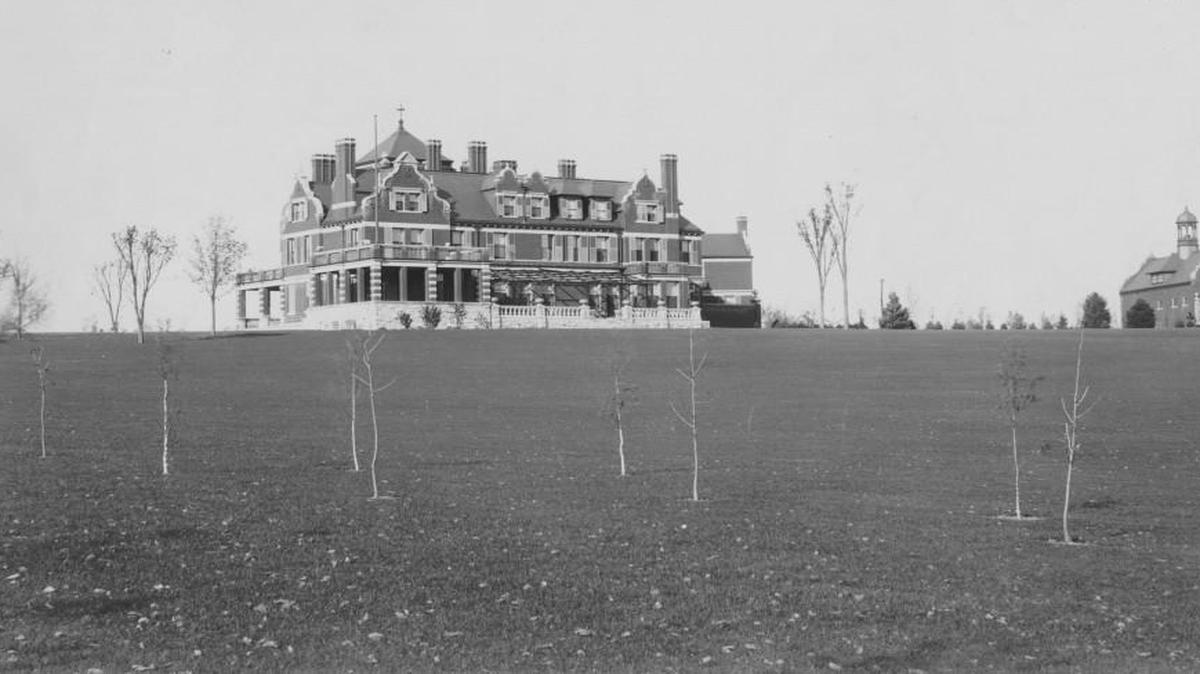 In 1896, August Meyer erected his 35-room mansion at the edge of town, 44th Street and Warwick Boulevard.
