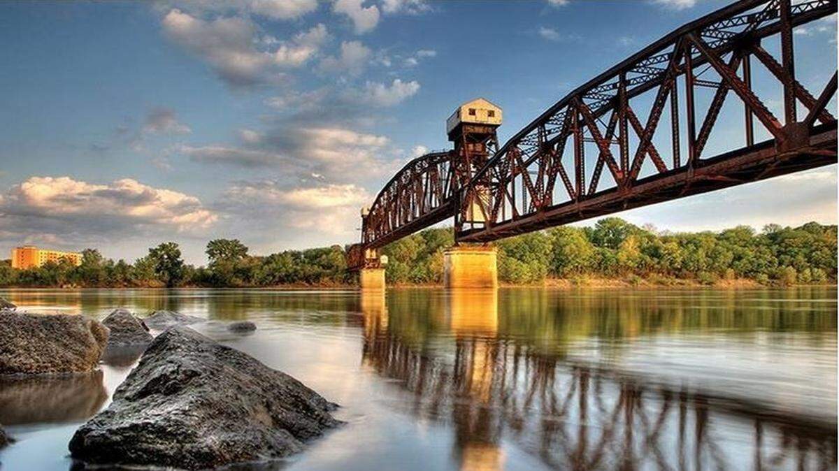 
Boonville is home to the Missouri River Festival of the Arts and is on the Katy Trail. Nearby are the 1860s Rivercene Mansion, built by a riverboat captain and now a bed-and-breakfast, and Warm Springs Ranch, where Budweiser Clydesdales are bred.
