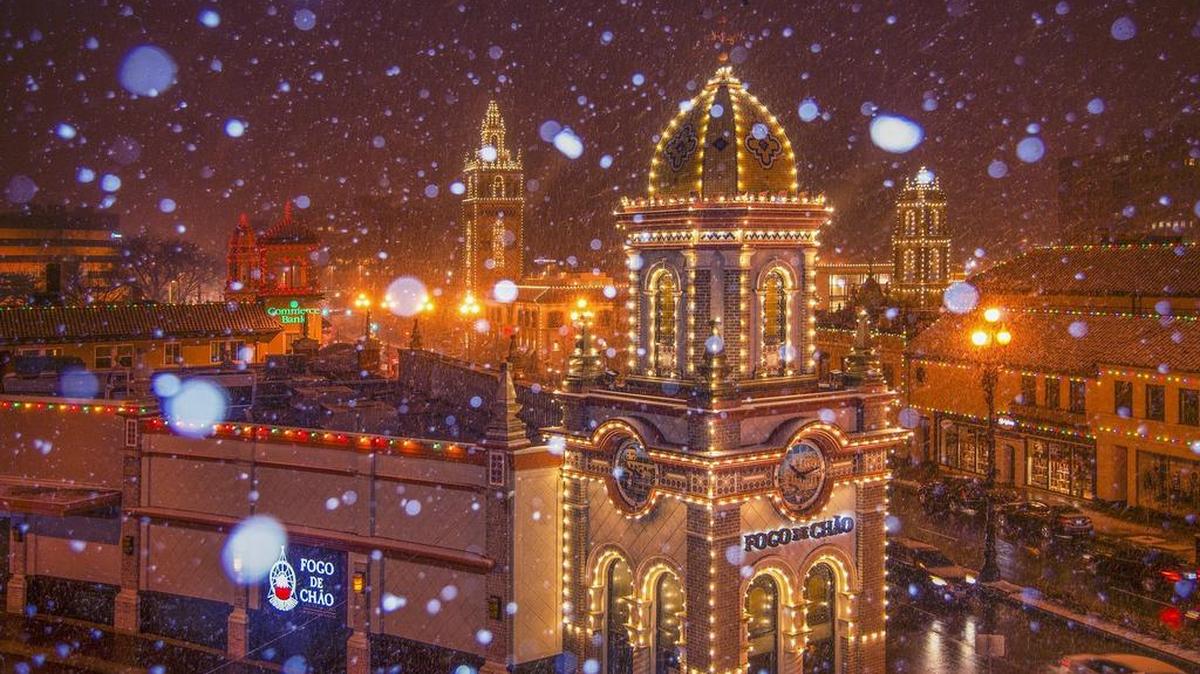 The Plaza lights will glow again on Thanksgiving night.