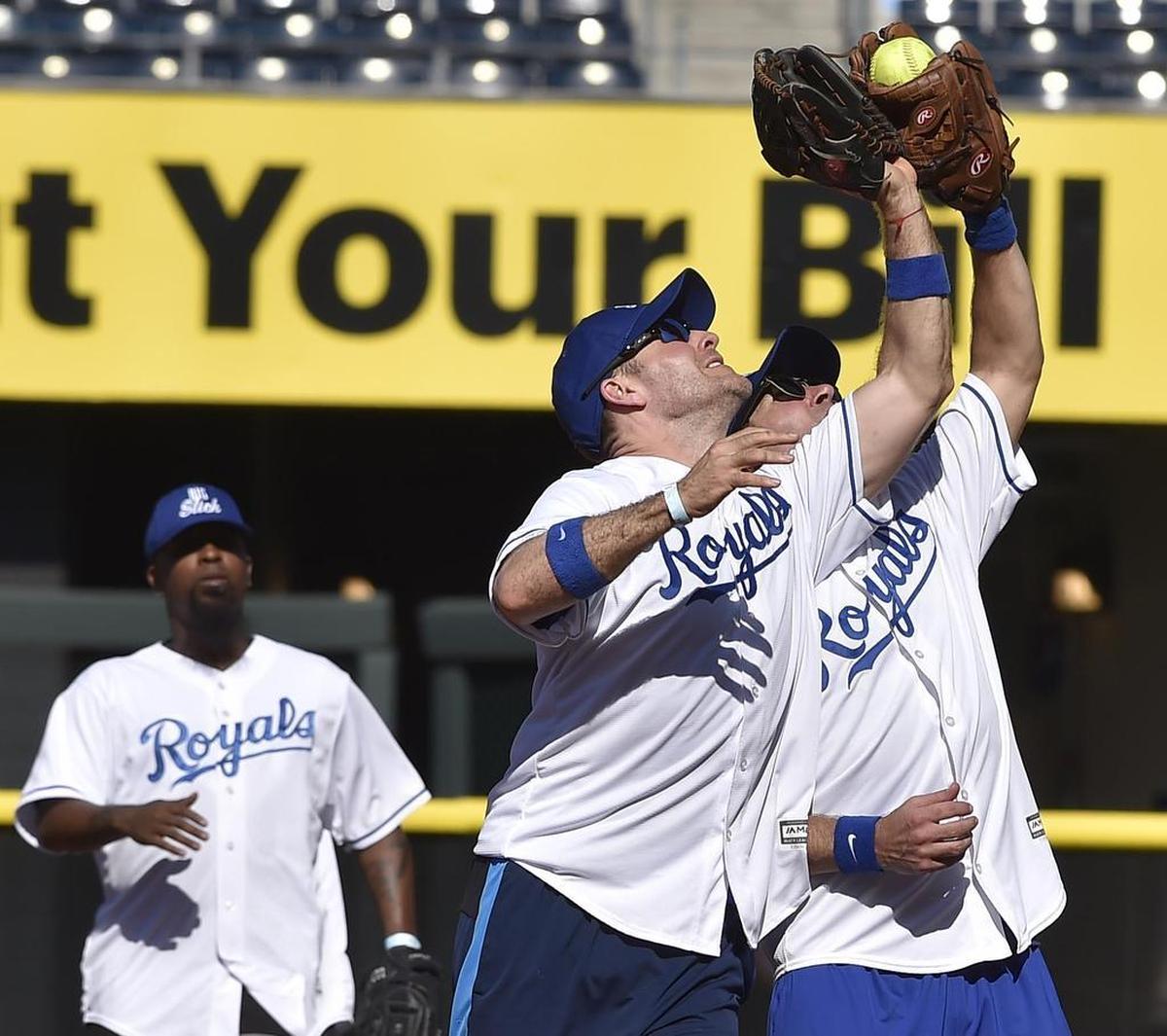 Paul Rudd catches a pop fly in front of teammate James Van Der Beek in 2015.