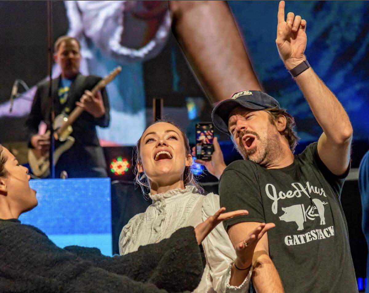 At the 2019 Big Slick Celebrity Weekend auction, Jason Sudeikis wore a T-shirt from his friend’s company, Three KC, as he celebrated on stage with partner Olivia Wilde.