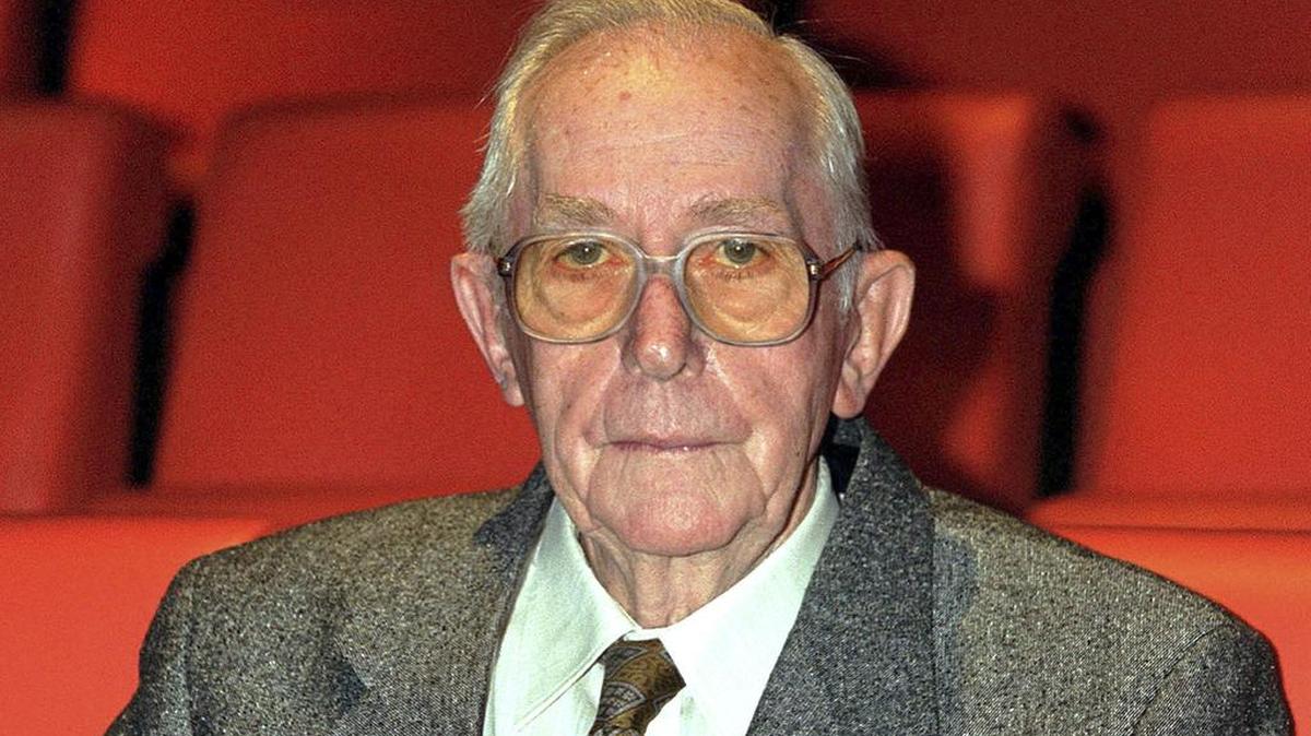 Lewis Gilbert, who died Feb. 23, directed dozens of movies, including three James Bond thrillers.
