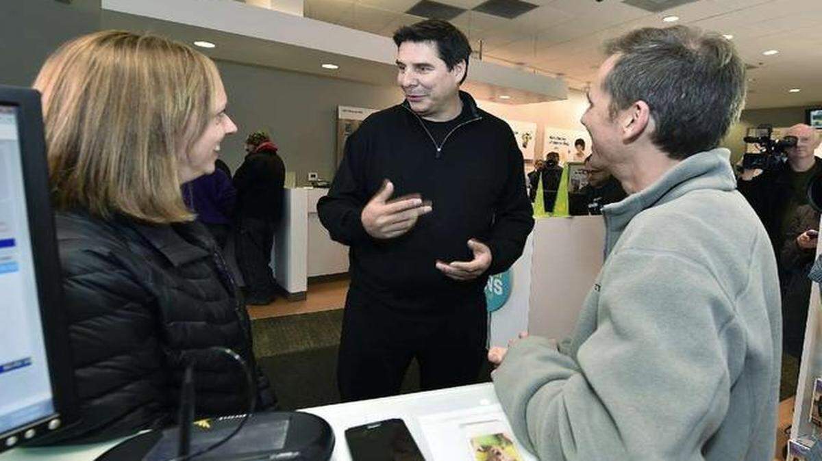 
Sprint CEO Marcelo Claure, center, spoke with Verzion customers who considered switching at the Sprint store in Leawood last month.

