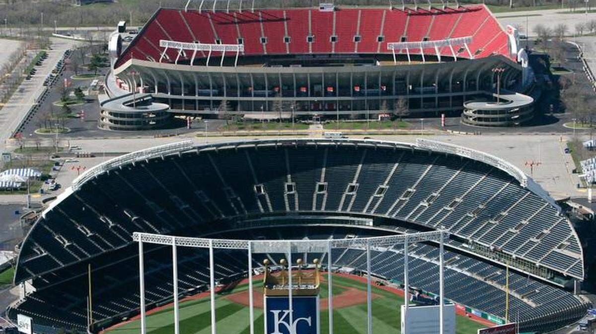 
Kansas City health officials itemized 37 critical violations of food safety among 26 concession stands and the main kitchens at Arrowhead and Kauffman stadiums on Nov. 3, the day after the Chiefs played the Jets and a few days after the World Series ended.
