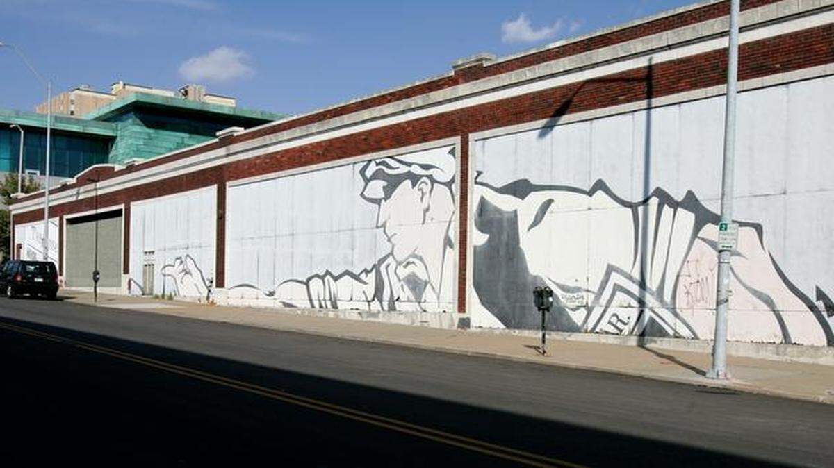 
This building at 1701 McGee St. (pictured last year, when it sported a Kansas City Star mural) is going to become a Screenland arthouse movie theater. Generator Studio, a Kansas City architectural firm, will rent space there. 
