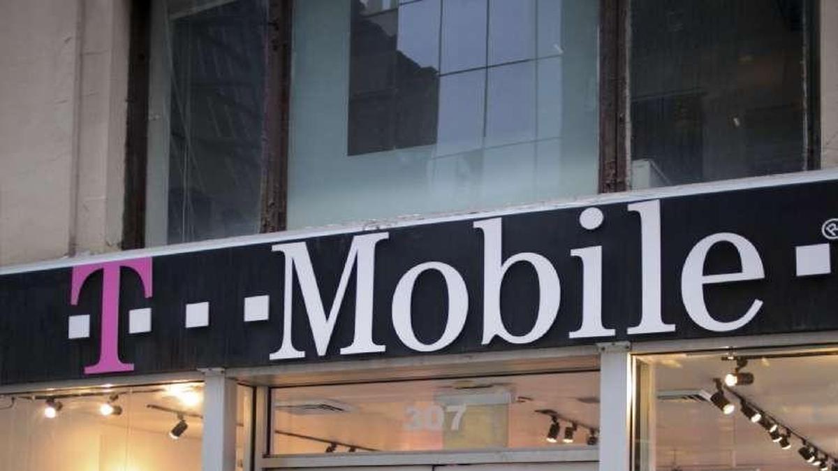 
T-Mobile not only got more customers to come in its doors in the second quarter, it also profited unexpectedly well. 
