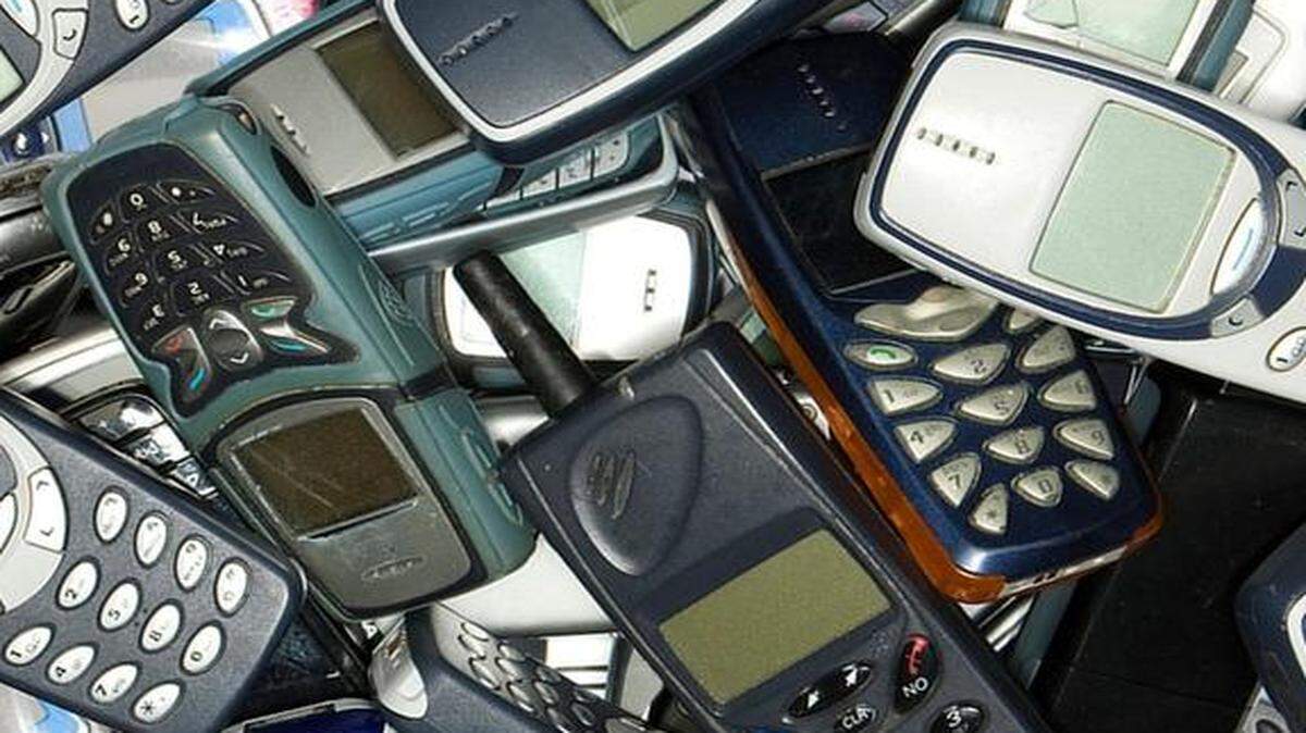 
With near-constant updates to trade up for, the shelf lives of smartphones are shrinking.
