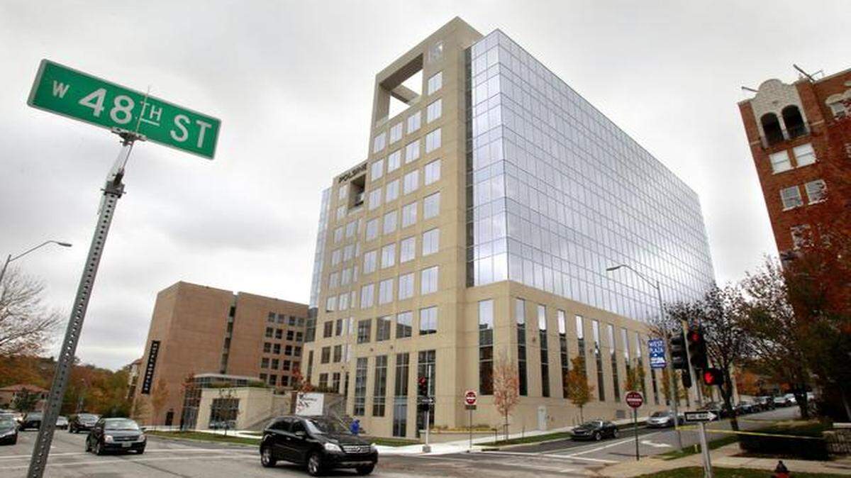 
Waddell & Reed will officially open its office in the first floor of the Plaza Vista building, at 900 W. 48th Place near the Country Club Plaza, on Thursday at a special ceremony. The event will also welcome back JJ’s restaurant, which will open soon next to Waddell & Reed. 
