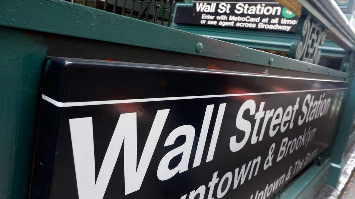 
The Dow Jones industrial average fell 279.47, or 1.5 percent, to 17,826.30. The Standard & Poor’s 500 index fell 23.81, or 1.1 percent, to 2,081.18. The Nasdaq composite fell 75.98, or 1.5 percent, to 4,931.81.
