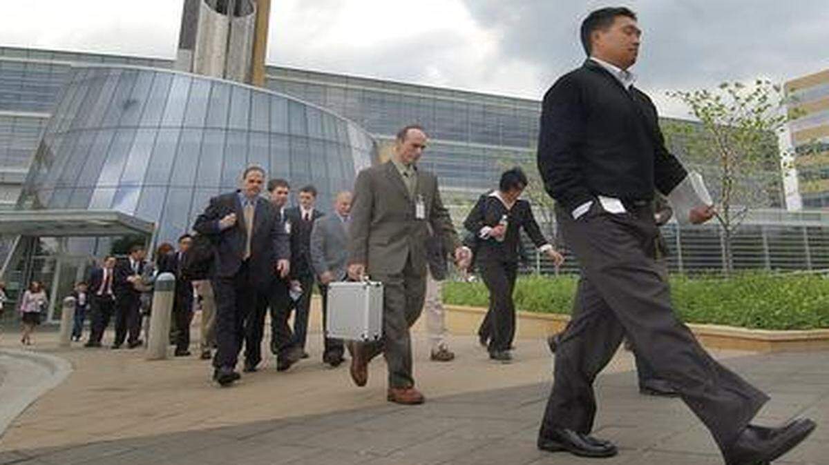 
Newly hired Cerner employees tour the Cerner campus in North Kansas City during an orientation session
