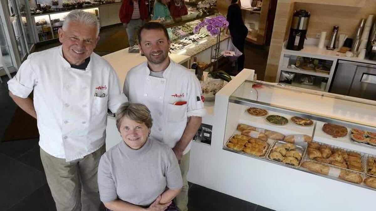 
The owners of Andre’s Confiserie Suisse, Marcel and Connie Bollier and their son, Rene, are pleased to be opening Andre’s new wine bar. It serves pastries and coffee in the morning, quiche and small bites at lunch and through the afternoon, and pastries at night.

