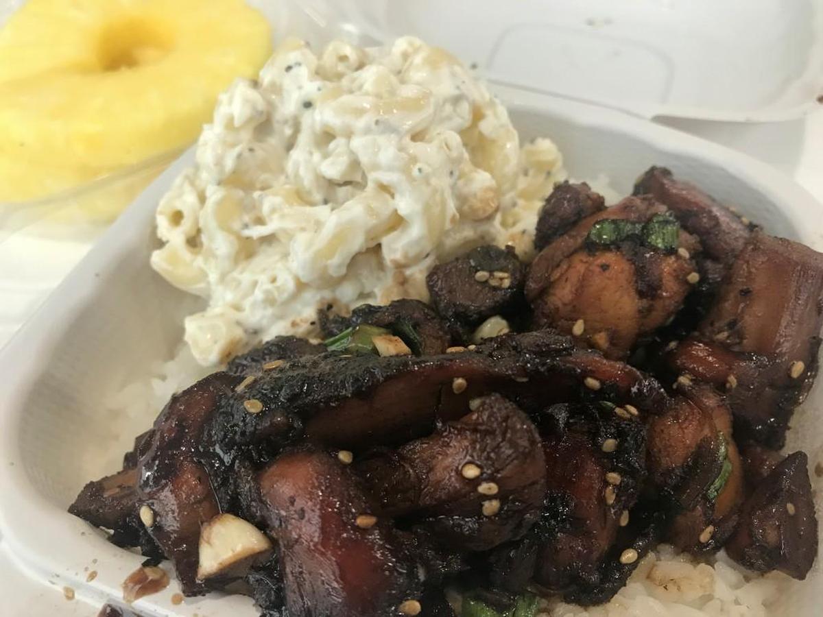 Hawaiian Bros. specializes in plates with a portion of meat (or grilled vegetables), scoops of white rice and macaroni salad. Customers also can order sides such as pineapple.