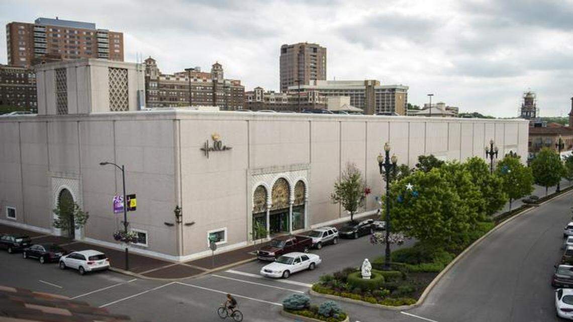 
Highwoods Properties plans a major makeover of its Halls Plaza building that will add more retailers and restaurants to its roster.
