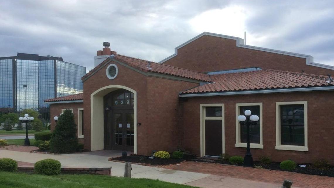 The Romano’s Macaroni Grill has closed at 9292 Metcalf.