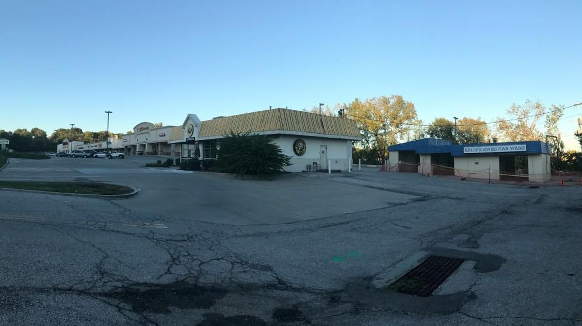 A new building for two chain restaurants will replace the Einstein Bros. Bagels building at 10215 State Line Road, as well as a former car wash to the south.