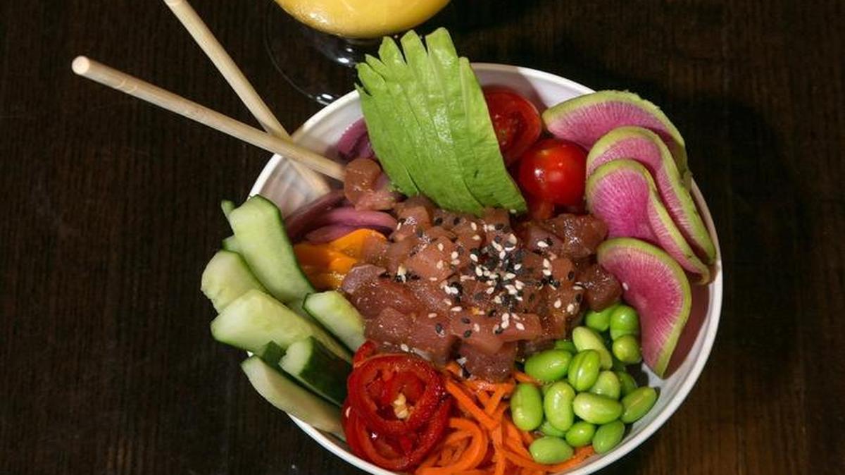 Ahi poke bowl and Luna’s Nectar cocktail