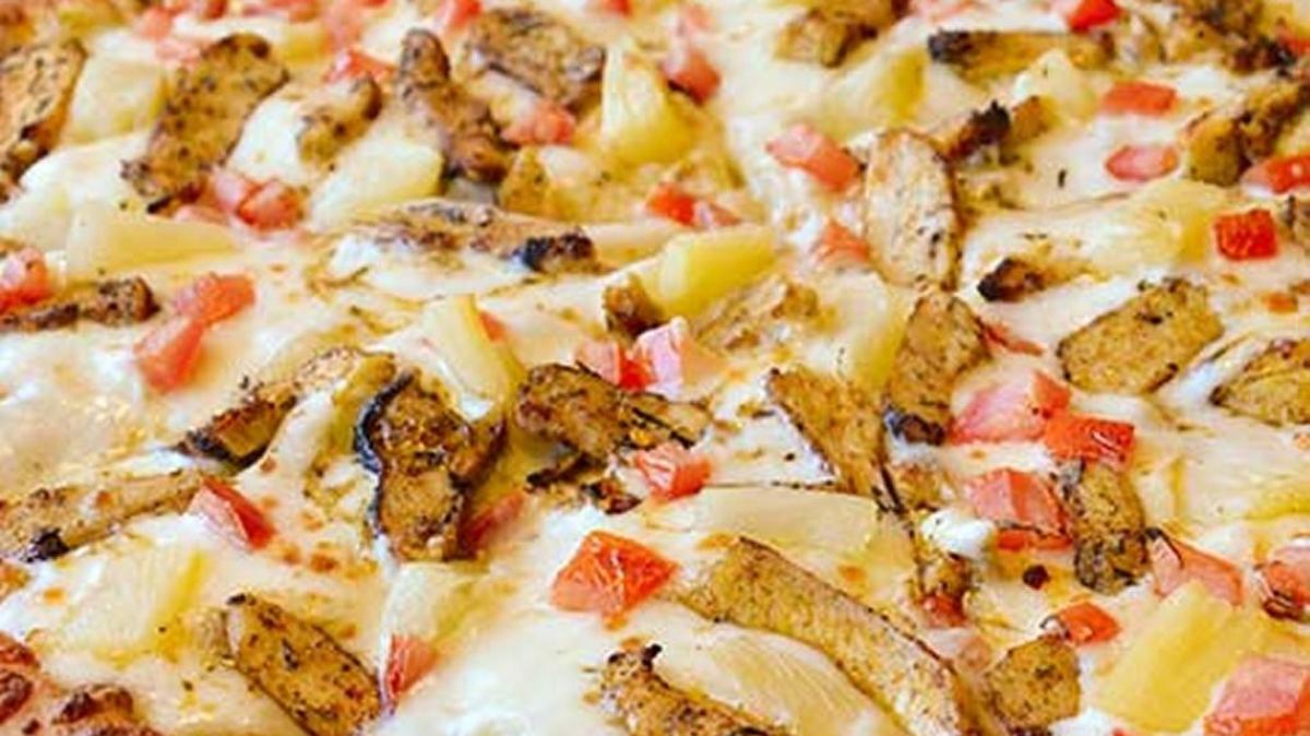 Toppers’ Jamaican Jerk Chicken with jerk chicken, pineapples, tomatoes, mozzarella, and ranch sauce.