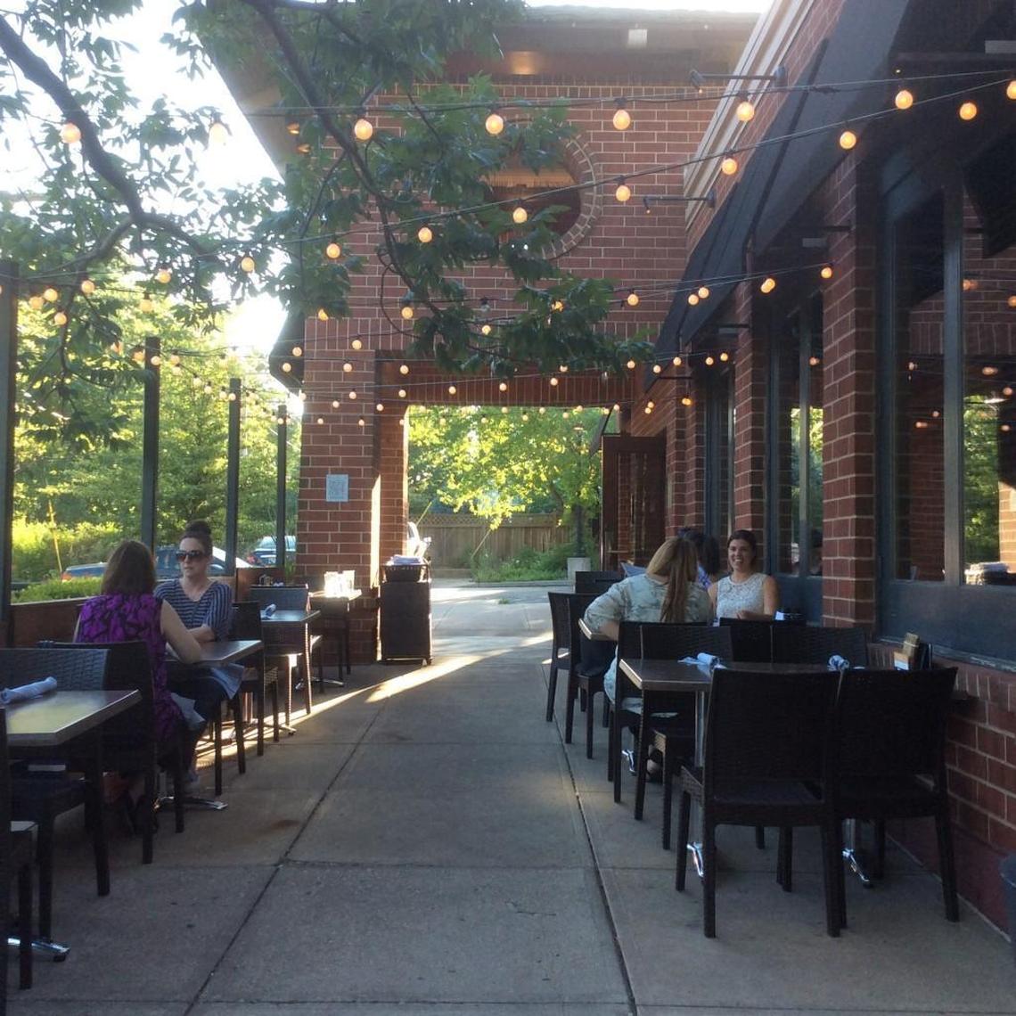 The Fairway Houlihan’s had an outdoor patio.