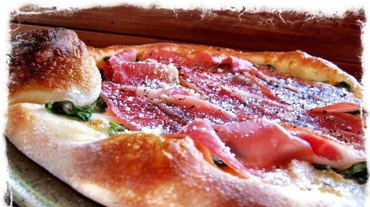 
Spin is known for its artisan menu with recipes developed in collaboration with James Beard Award-winning chef Michael Smith. Made-from-scratch menu items include stone-fired pizzas, fresh soups and salads, panini and Italian deli sandwiches, appetizers, small plates and gelato ice creams. 
