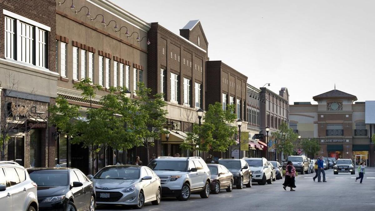 Zona Rosa is a mixed-use town center at the northwest corner of Interstate 29 and Barry Road.