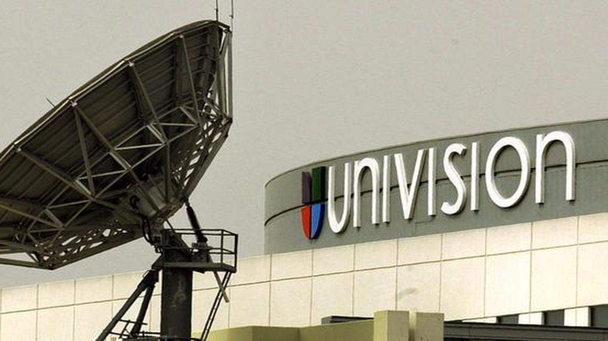 
This week, Moody’s Investors Service issued an upgrade in the rating outlook for Univision, helping clear the way for a public offering that is expected to occur in 2015, according to people close to the company who asked not to be identified discussing sensitive matters.
