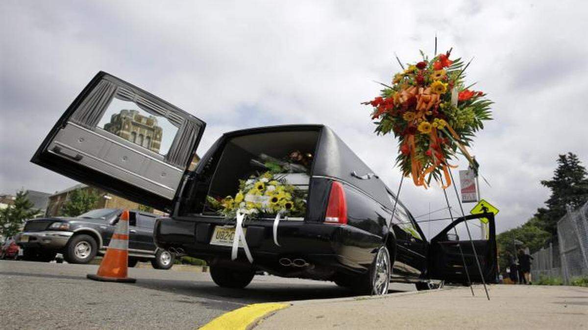 
After barely rising between 2009 and 2012, the average price of a standard funeral in the Kansas City area rose 4 percent between July 2012 and July 2014 to $6,623. 
