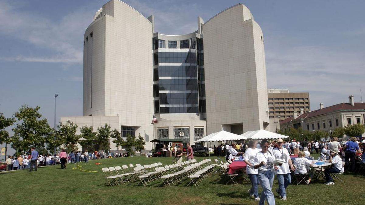 The Civic Mall TIF plan began in 1994 to create Ilus Davis Mall. The federal courthouse is on the north end of the mall.