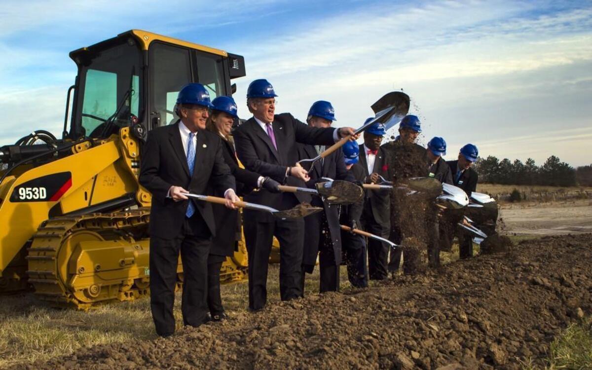 
Dignitaries, including Missouri Gov. Jay Nixon (third from left), broke ground last November on Cerner’s Trails Campus on the site of the former Bannister Mall.
