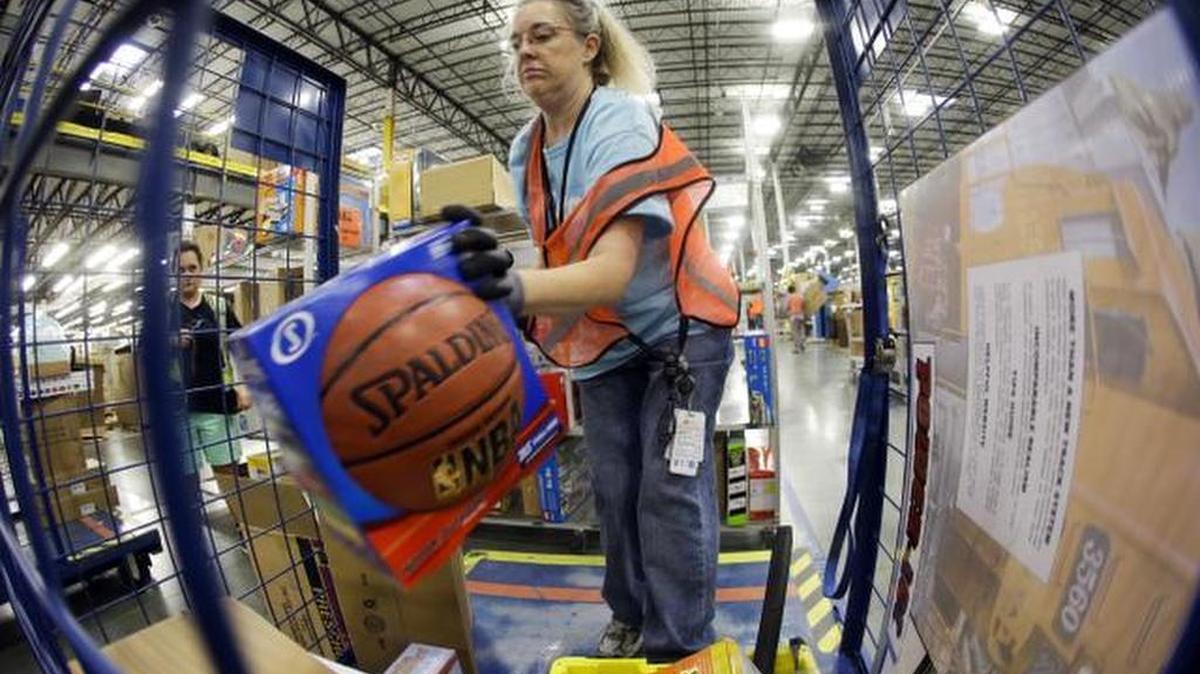 A massive industrial building expected to house 1,500 new jobs for an online sales fulfillment business will be constructed in Kansas City, Kan. A similar center in Lebanon, Tenn., fills and ships orders for online retailer Amazon.com.