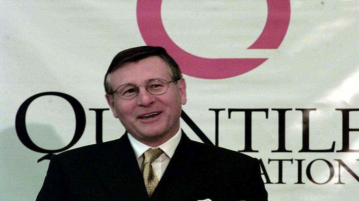 Dennis Gillings, until recently chairman & CEO of Quintiles Transnational Corporation, is seen here announcing that the company would launch a presence in the Kansas City area in 1999.