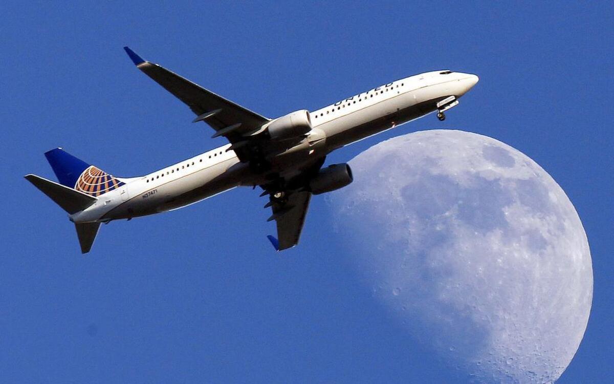 A United Airlines jet approaches Los Angeles International Airport.