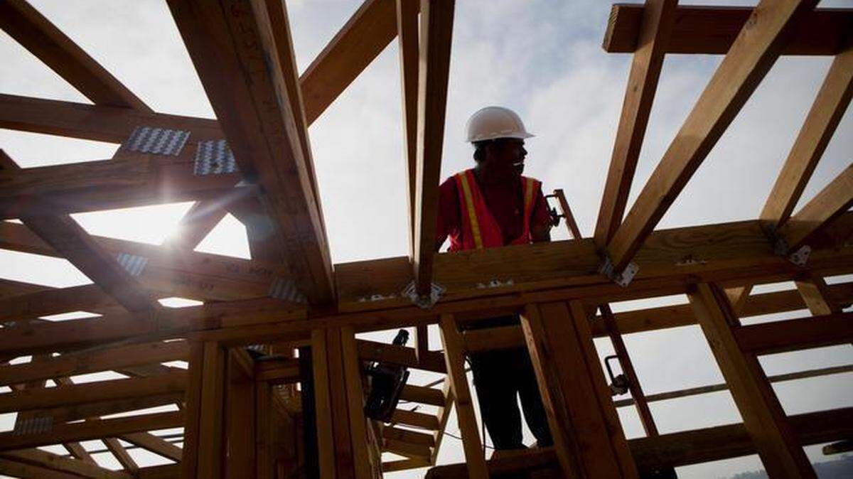 
The combination of single-family and multifamily construction resulted in a 17 percent increase in the total amount of area housing permits in 2014 from the year-earlier level, the Home Builders Association of Greater Kansas City said.
