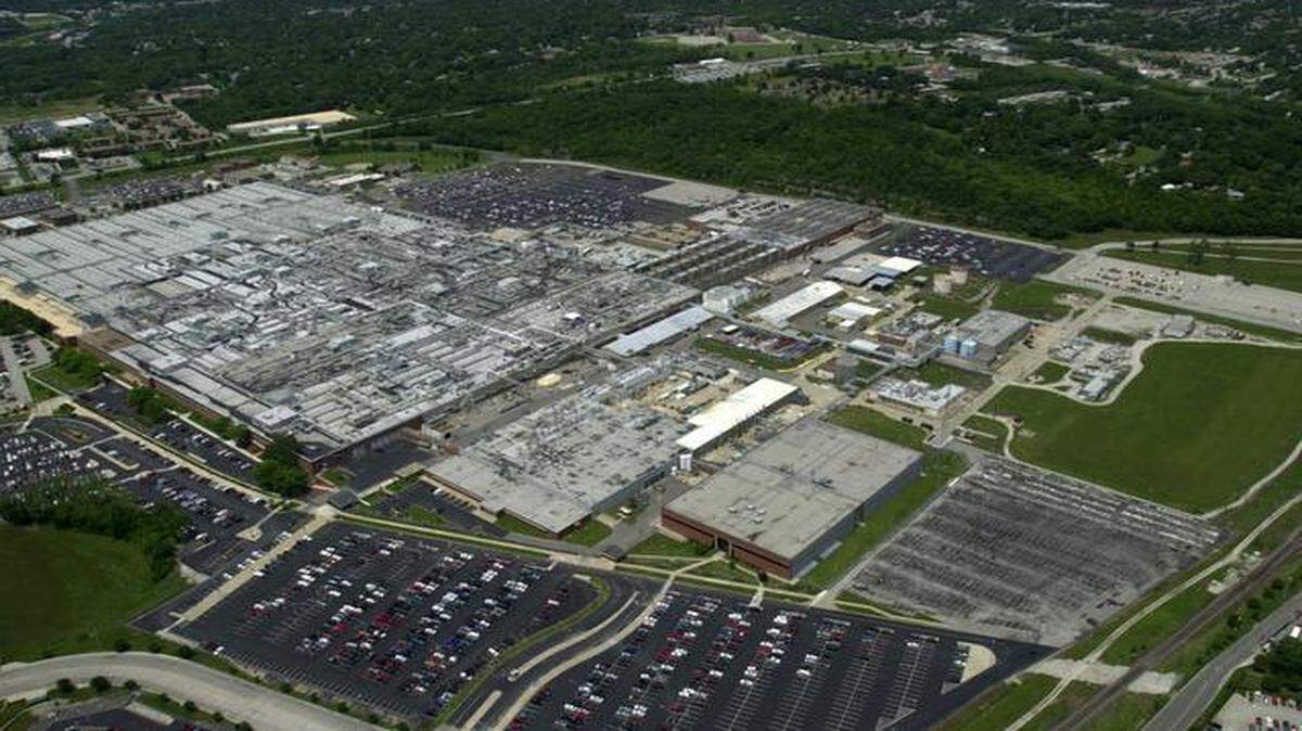 
At a ceremony Wednesday at the Bannister Federal Complex, the U.S. General Services Administration signed a memorandum of agreement on transferring its ownership of the complex to the National Nuclear Security Administration. The deal will help in the transfer and redevelopment of Bannister.
