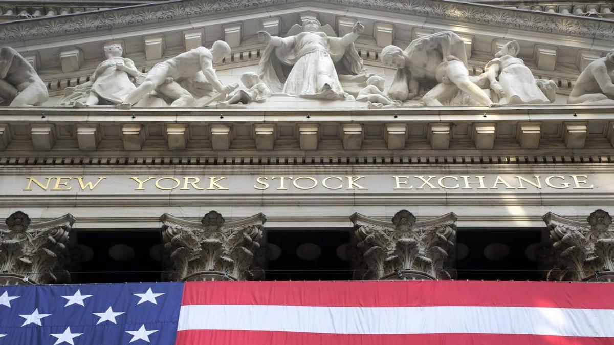 
The Standard & Poor’s 500 rose 8.76, or 0.5 percent, to 1,961.05. The Dow Jones industrial average rose 102.69, or 0.6 percent, to 16,433.09. The Nasdaq composite rose 26.09, or 0.5 percent, to 4,822.34.

