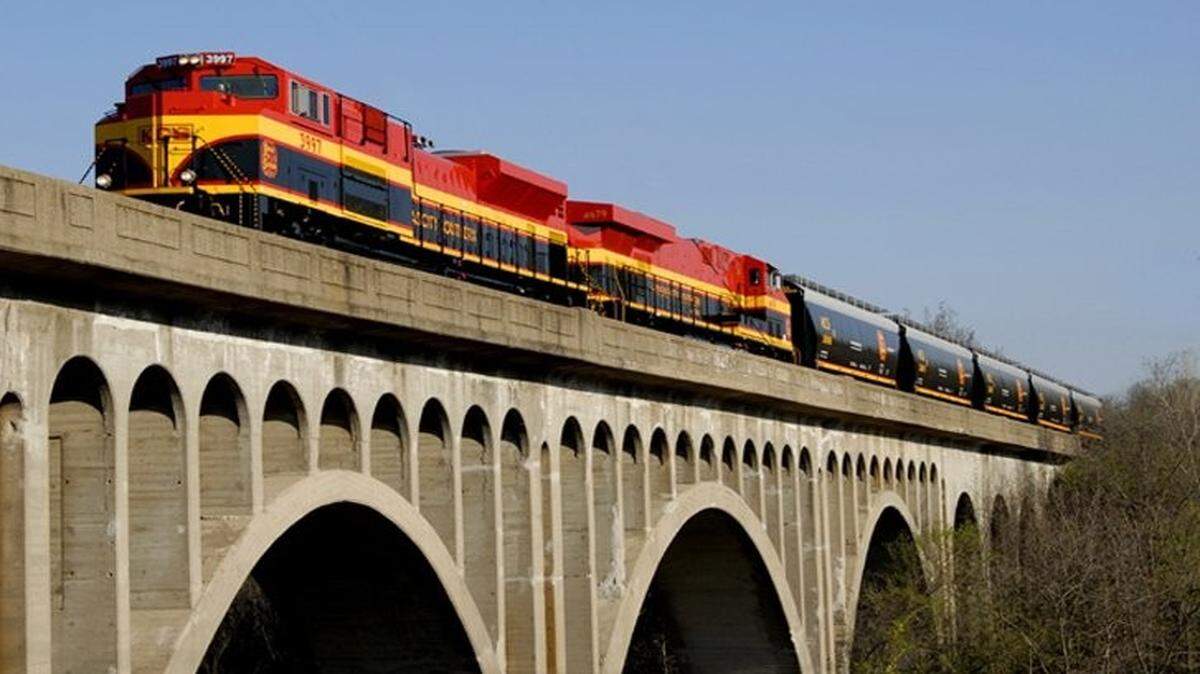 Shares of Kansas City Southern tumbled more than 2 percent after the railway announced its first quarter financial results.